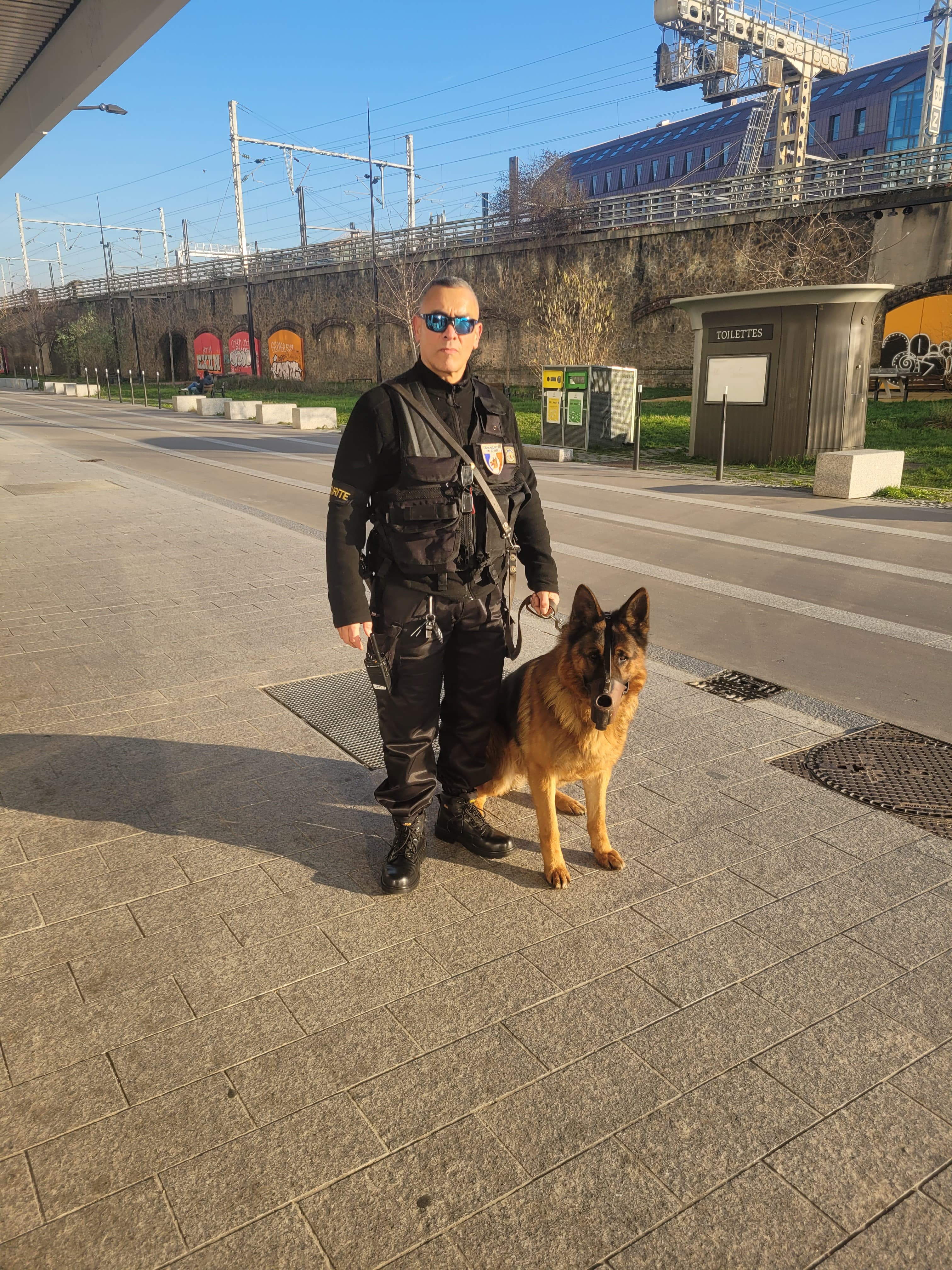 Agent avec chien de sécurité